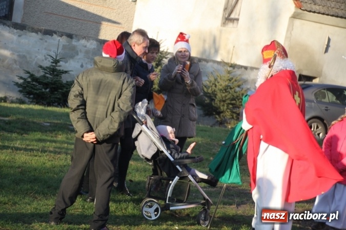 Zdjęcie w galerii na portalu naszraciborz.pl: Św. Mikołaj w farskich ogrodach wiadomości z regionu