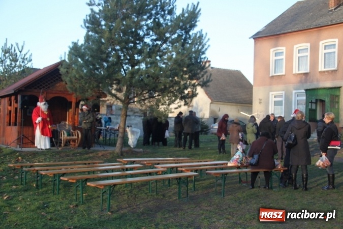 Zdjęcie w galerii na portalu naszraciborz.pl: Św. Mikołaj w farskich ogrodach wiadomości z regionu