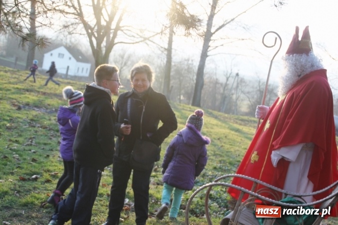 Zdjęcie w galerii na portalu naszraciborz.pl: Św. Mikołaj w farskich ogrodach wiadomości z regionu