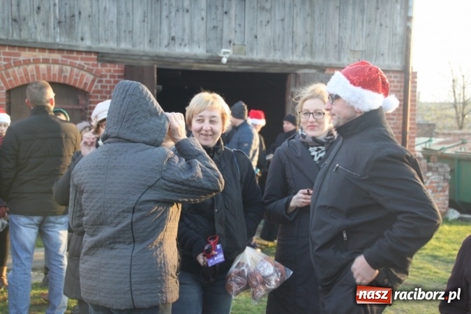 Zdjęcie w galerii na portalu naszraciborz.pl: Św. Mikołaj w farskich ogrodach wiadomości z regionu