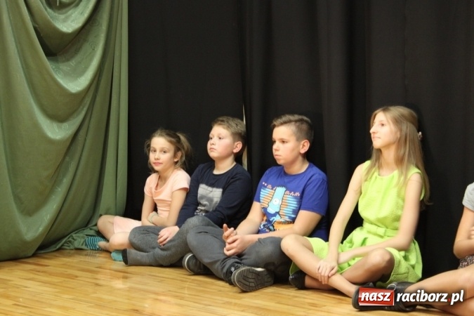 Zdjęcie w galerii na portalu naszraciborz.pl: Młodzi adepci sztuki aktorskiej rozbawili do łez  wiadomości z regionu