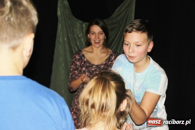 Zdjęcie w galerii na portalu naszraciborz.pl: Młodzi adepci sztuki aktorskiej rozbawili do łez  wiadomości z regionu