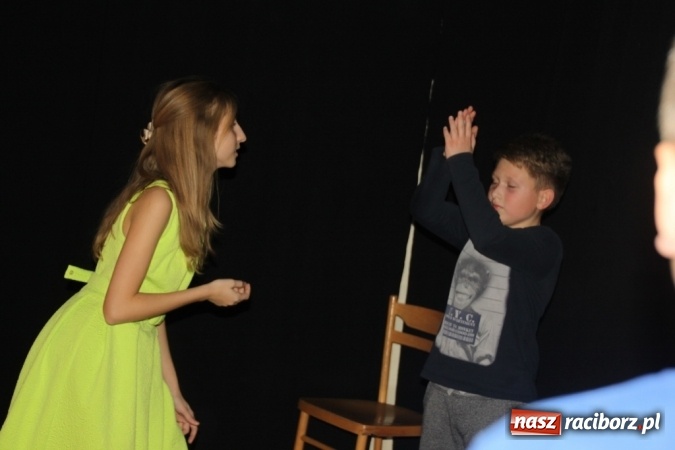 Zdjęcie w galerii na portalu naszraciborz.pl: Młodzi adepci sztuki aktorskiej rozbawili do łez  wiadomości z regionu