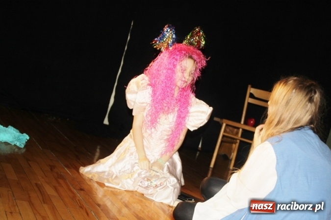 Zdjęcie w galerii na portalu naszraciborz.pl: Młodzi adepci sztuki aktorskiej rozbawili do łez  wiadomości z regionu