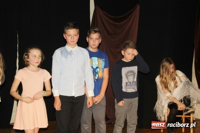 Zdjęcie w galerii na portalu naszraciborz.pl: Młodzi adepci sztuki aktorskiej rozbawili do łez  wiadomości z regionu