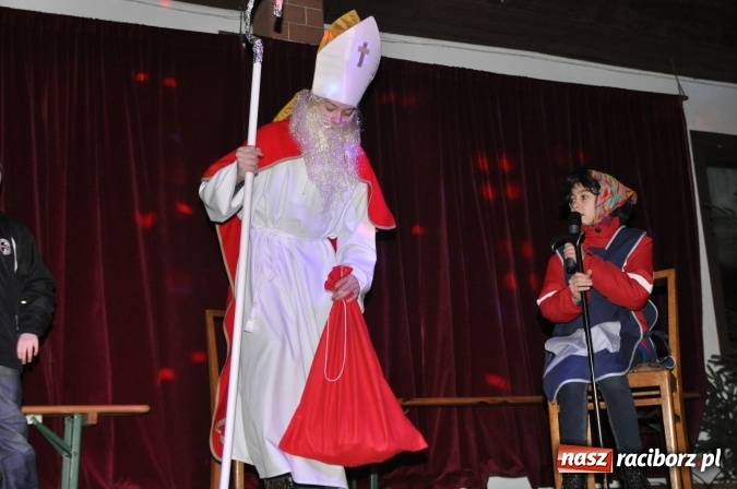 Zdjęcie w galerii na portalu naszraciborz.pl: Land Roverem na kogutach – święty Mikołaj przybył do Markowic wiadomości z regionu