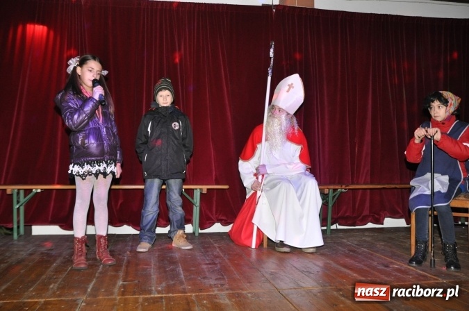 Zdjęcie w galerii na portalu naszraciborz.pl: Land Roverem na kogutach – święty Mikołaj przybył do Markowic wiadomości z regionu