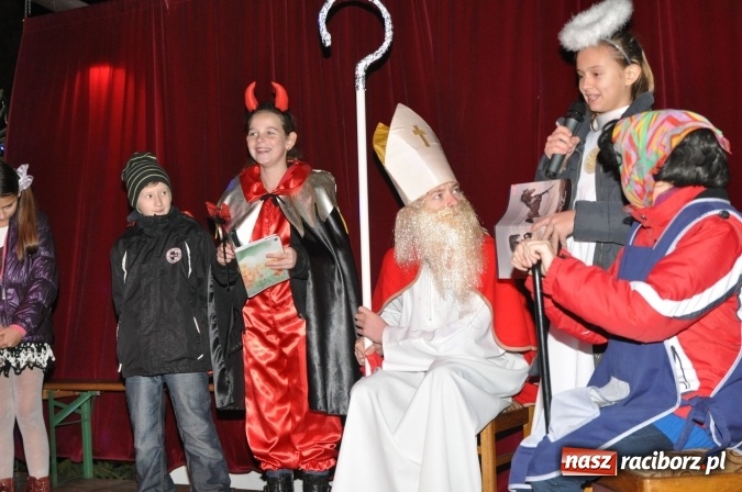 Zdjęcie w galerii na portalu naszraciborz.pl: Land Roverem na kogutach – święty Mikołaj przybył do Markowic wiadomości z regionu