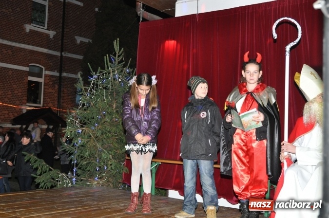 Zdjęcie w galerii na portalu naszraciborz.pl: Land Roverem na kogutach – święty Mikołaj przybył do Markowic wiadomości z regionu