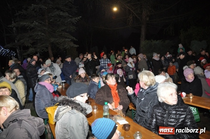 Zdjęcie w galerii na portalu naszraciborz.pl: Land Roverem na kogutach – święty Mikołaj przybył do Markowic wiadomości z regionu