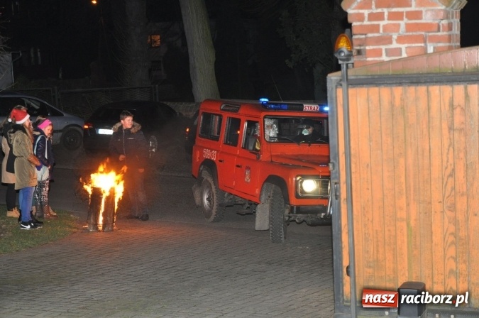 Zdjęcie w galerii na portalu naszraciborz.pl: Land Roverem na kogutach – święty Mikołaj przybył do Markowic wiadomości z regionu