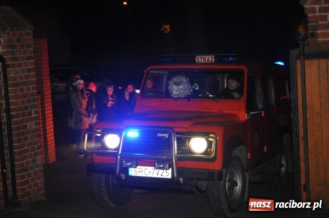 Zdjęcie w galerii na portalu naszraciborz.pl: Land Roverem na kogutach – święty Mikołaj przybył do Markowic wiadomości z regionu