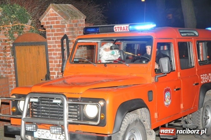 Zdjęcie w galerii na portalu naszraciborz.pl: Land Roverem na kogutach – święty Mikołaj przybył do Markowic wiadomości z regionu