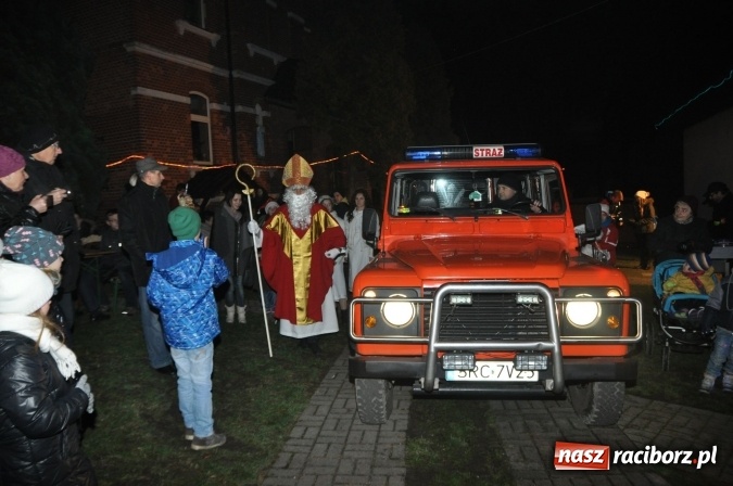 Zdjęcie w galerii na portalu naszraciborz.pl: Land Roverem na kogutach – święty Mikołaj przybył do Markowic wiadomości z regionu