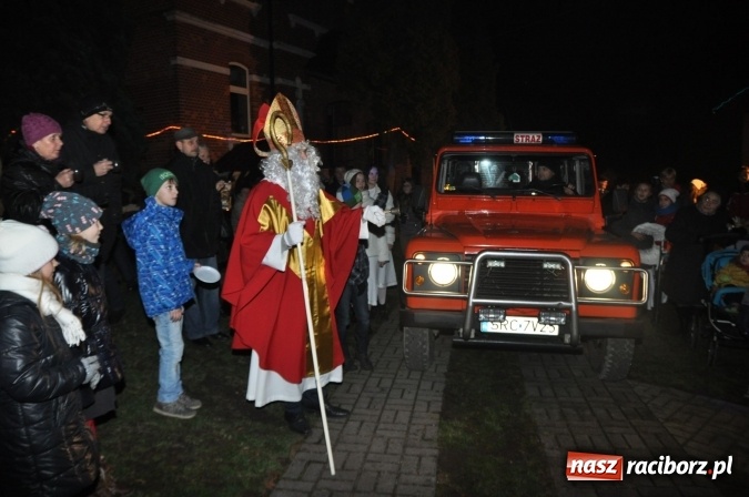 Zdjęcie w galerii na portalu naszraciborz.pl: Land Roverem na kogutach – święty Mikołaj przybył do Markowic wiadomości z regionu