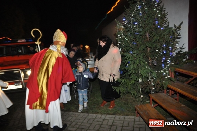 Zdjęcie w galerii na portalu naszraciborz.pl: Land Roverem na kogutach – święty Mikołaj przybył do Markowic wiadomości z regionu
