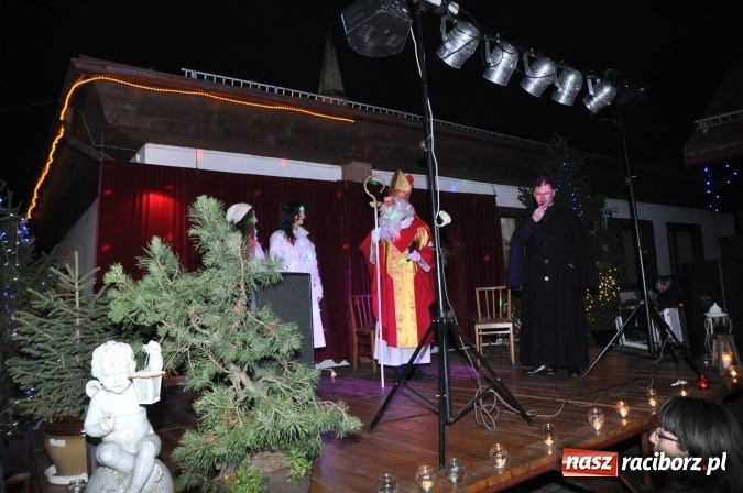 Zdjęcie w galerii na portalu naszraciborz.pl: Land Roverem na kogutach – święty Mikołaj przybył do Markowic wiadomości z regionu