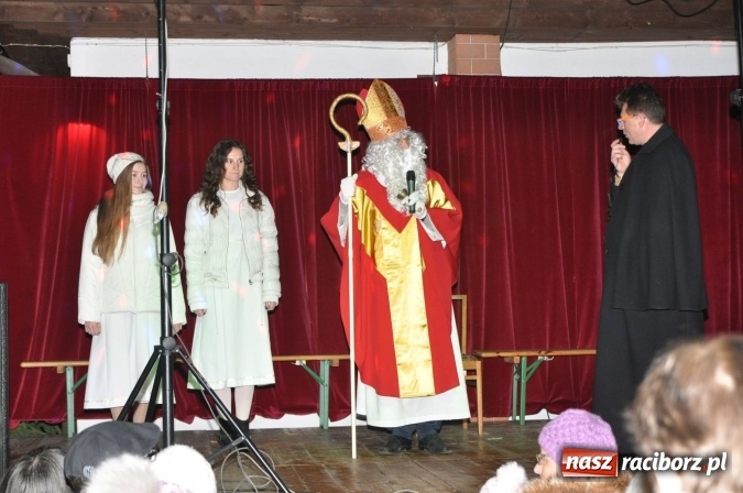 Zdjęcie w galerii na portalu naszraciborz.pl: Land Roverem na kogutach – święty Mikołaj przybył do Markowic wiadomości z regionu