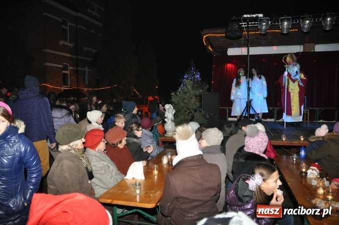Zdjęcie w galerii na portalu naszraciborz.pl: Land Roverem na kogutach – święty Mikołaj przybył do Markowic wiadomości z regionu