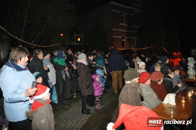 Zdjęcie w galerii na portalu naszraciborz.pl: Land Roverem na kogutach – święty Mikołaj przybył do Markowic wiadomości z regionu