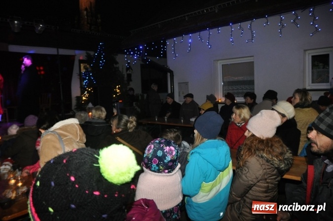 Zdjęcie w galerii na portalu naszraciborz.pl: Land Roverem na kogutach – święty Mikołaj przybył do Markowic wiadomości z regionu