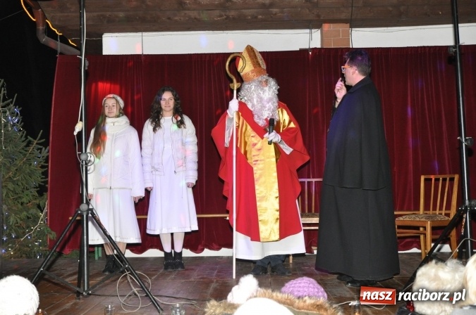 Zdjęcie w galerii na portalu naszraciborz.pl: Land Roverem na kogutach – święty Mikołaj przybył do Markowic wiadomości z regionu