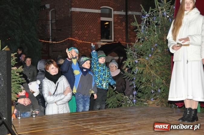 Zdjęcie w galerii na portalu naszraciborz.pl: Land Roverem na kogutach – święty Mikołaj przybył do Markowic wiadomości z regionu