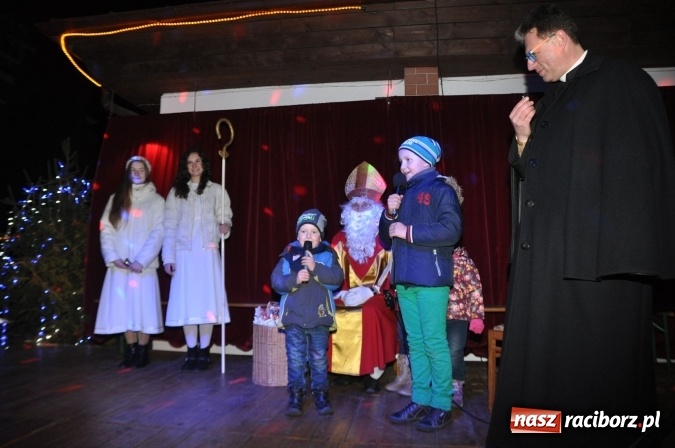 Zdjęcie w galerii na portalu naszraciborz.pl: Land Roverem na kogutach – święty Mikołaj przybył do Markowic wiadomości z regionu