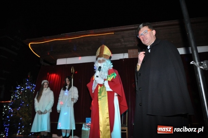 Zdjęcie w galerii na portalu naszraciborz.pl: Land Roverem na kogutach – święty Mikołaj przybył do Markowic wiadomości z regionu