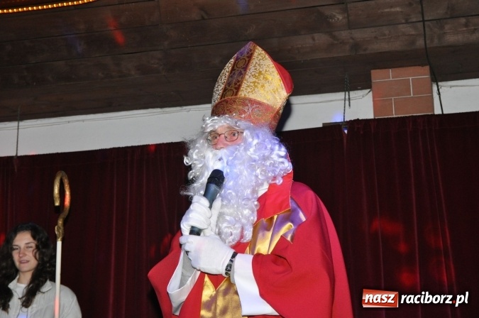 Zdjęcie w galerii na portalu naszraciborz.pl: Land Roverem na kogutach – święty Mikołaj przybył do Markowic wiadomości z regionu