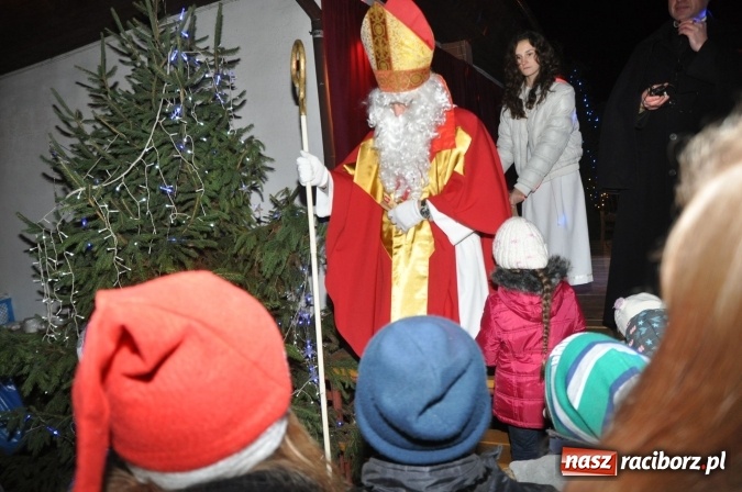 Zdjęcie w galerii na portalu naszraciborz.pl: Land Roverem na kogutach – święty Mikołaj przybył do Markowic wiadomości z regionu