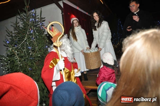 Zdjęcie w galerii na portalu naszraciborz.pl: Land Roverem na kogutach – święty Mikołaj przybył do Markowic wiadomości z regionu