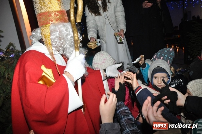 Zdjęcie w galerii na portalu naszraciborz.pl: Land Roverem na kogutach – święty Mikołaj przybył do Markowic wiadomości z regionu