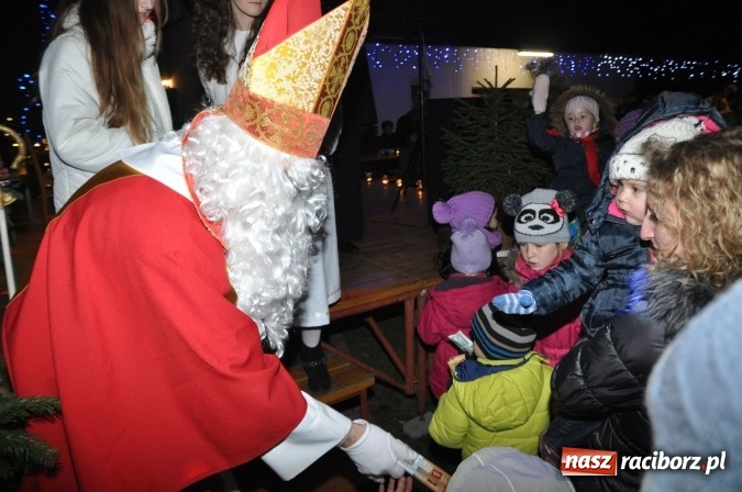 Zdjęcie w galerii na portalu naszraciborz.pl: Land Roverem na kogutach – święty Mikołaj przybył do Markowic wiadomości z regionu