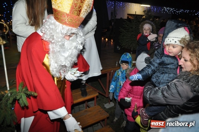 Zdjęcie w galerii na portalu naszraciborz.pl: Land Roverem na kogutach – święty Mikołaj przybył do Markowic wiadomości z regionu