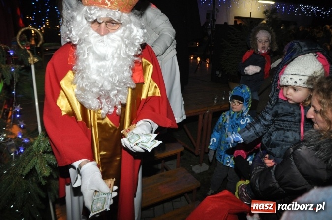 Zdjęcie w galerii na portalu naszraciborz.pl: Land Roverem na kogutach – święty Mikołaj przybył do Markowic wiadomości z regionu