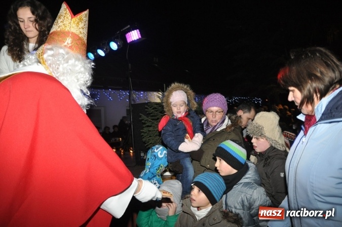 Zdjęcie w galerii na portalu naszraciborz.pl: Land Roverem na kogutach – święty Mikołaj przybył do Markowic wiadomości z regionu