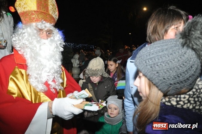 Zdjęcie w galerii na portalu naszraciborz.pl: Land Roverem na kogutach – święty Mikołaj przybył do Markowic wiadomości z regionu