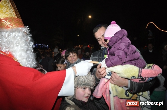 Zdjęcie w galerii na portalu naszraciborz.pl: Land Roverem na kogutach – święty Mikołaj przybył do Markowic wiadomości z regionu