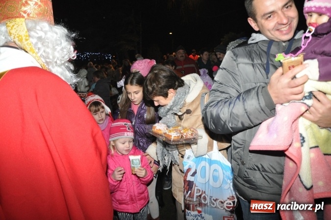 Zdjęcie w galerii na portalu naszraciborz.pl: Land Roverem na kogutach – święty Mikołaj przybył do Markowic wiadomości z regionu