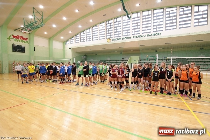 Zdjęcie w galerii na portalu naszraciborz.pl: XV Mikołajkowy Turniej w piłce siatkowej dziewcząt i chłopców szkół ponadgimnazjalnych   wiadomości z regionu