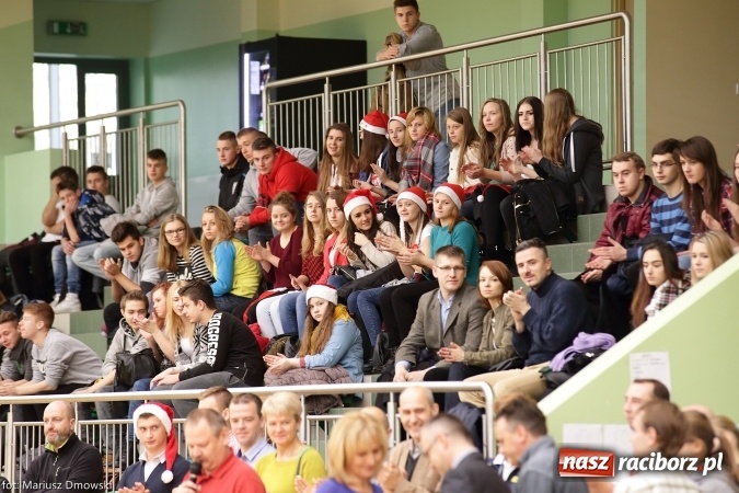 Zdjęcie w galerii na portalu naszraciborz.pl: XV Mikołajkowy Turniej w piłce siatkowej dziewcząt i chłopców szkół ponadgimnazjalnych   wiadomości z regionu