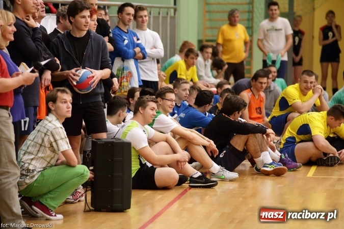 Zdjęcie w galerii na portalu naszraciborz.pl: XV Mikołajkowy Turniej w piłce siatkowej dziewcząt i chłopców szkół ponadgimnazjalnych   wiadomości z regionu