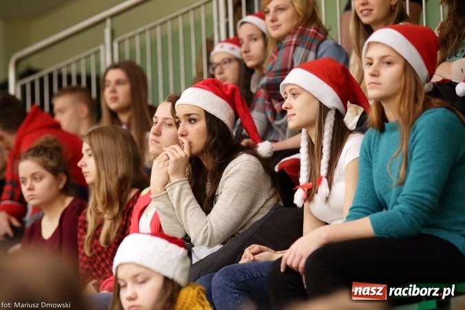 Zdjęcie w galerii na portalu naszraciborz.pl: XV Mikołajkowy Turniej w piłce siatkowej dziewcząt i chłopców szkół ponadgimnazjalnych   wiadomości z regionu