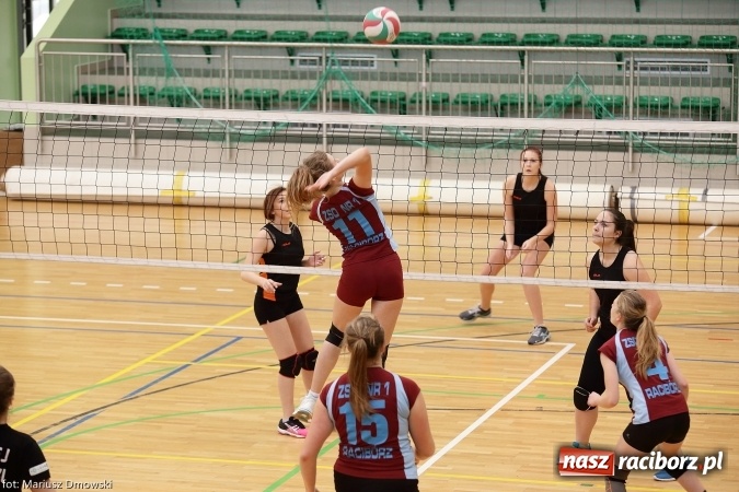 Zdjęcie w galerii na portalu naszraciborz.pl: XV Mikołajkowy Turniej w piłce siatkowej dziewcząt i chłopców szkół ponadgimnazjalnych   wiadomości z regionu