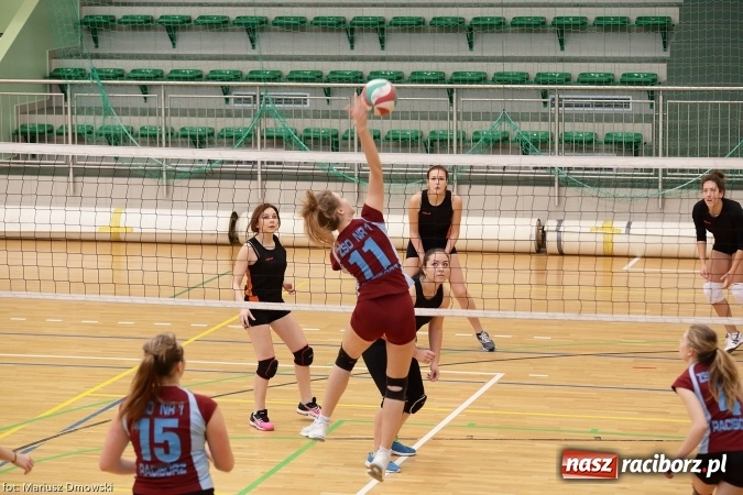 Zdjęcie w galerii na portalu naszraciborz.pl: XV Mikołajkowy Turniej w piłce siatkowej dziewcząt i chłopców szkół ponadgimnazjalnych   wiadomości z regionu