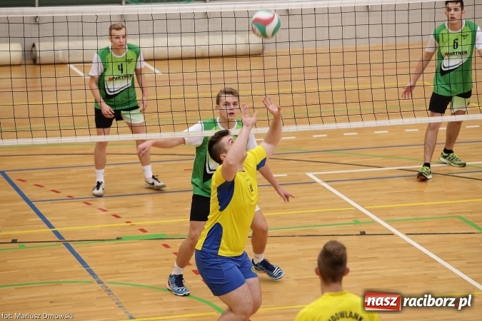Zdjęcie w galerii na portalu naszraciborz.pl: XV Mikołajkowy Turniej w piłce siatkowej dziewcząt i chłopców szkół ponadgimnazjalnych   wiadomości z regionu