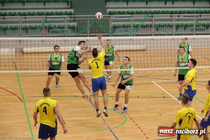 Zdjęcie w galerii na portalu naszraciborz.pl: XV Mikołajkowy Turniej w piłce siatkowej dziewcząt i chłopców szkół ponadgimnazjalnych   wiadomości z regionu