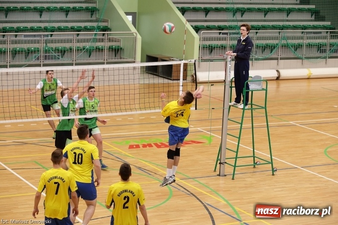 Zdjęcie w galerii na portalu naszraciborz.pl: XV Mikołajkowy Turniej w piłce siatkowej dziewcząt i chłopców szkół ponadgimnazjalnych   wiadomości z regionu