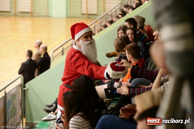 Zdjęcie w galerii na portalu naszraciborz.pl: XV Mikołajkowy Turniej w piłce siatkowej dziewcząt i chłopców szkół ponadgimnazjalnych   wiadomości z regionu
